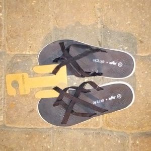 NWT womens "Sage + Simple" black lightweight strappy flip flop